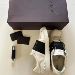 Valentino open - Säljer ett par snygga valentino open i färgen svart. De är använda i ca ett halvår och är i väldigt bra skick. Nypris ca 6900, mitt pris 2500. Storlek 41,5 Pris diskuterbart, kom dm vid frågor👌