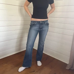 Lågmidjade jeans - Jeans nr: 5  Midjemått(rätt över): 37 Innerbenslängd: 70 Modellen är:  Skriv om ni har några frågor💗//Perfectjeans 
