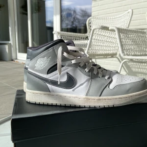 Air Jordan 1 light smoke grey  - Säljer air Jordan 1 light smoke grey mid eftersom att de ej kommer till användning. Endast använda 2-3 gånger och är i väldigt bra skick. Storlek 43, nypris 2600. Pris kan diskuteras vid snabb affär