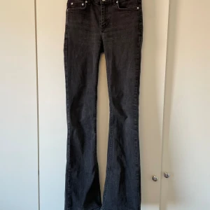 Jeans  - Säljer dessa jeans ifrån Grunt då dom är för små för mig.