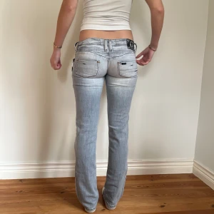 Grå lågmidjade  - Midjemått( rätt över): 35cm  Inerbenslängd: 76cm   Köp dem via ”KÖP NU” eller Swish  Modellen är 170 cm, inga defekter 💕   Midjemått( rätt över): 39cm  Inerbenslängd: 81cm   Köp dem via ”KÖP NU” eller Swish  Modellen är 170 cm, inga defekter 