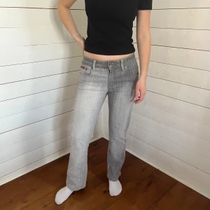 Lågmidjade jeans - Jeans nr: 6  Midjemått(rätt över): 37 Innerbenslängd: 72 Modellen är: 168  (Lite korta på mig)  Skriv om ni har några frågor💗//Perfectjeans 
