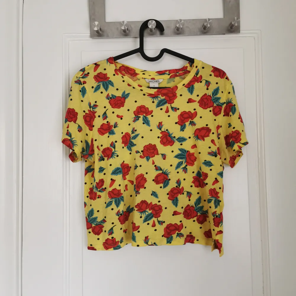 T-shirt from Monki size S. Few times worn . T-shirts.