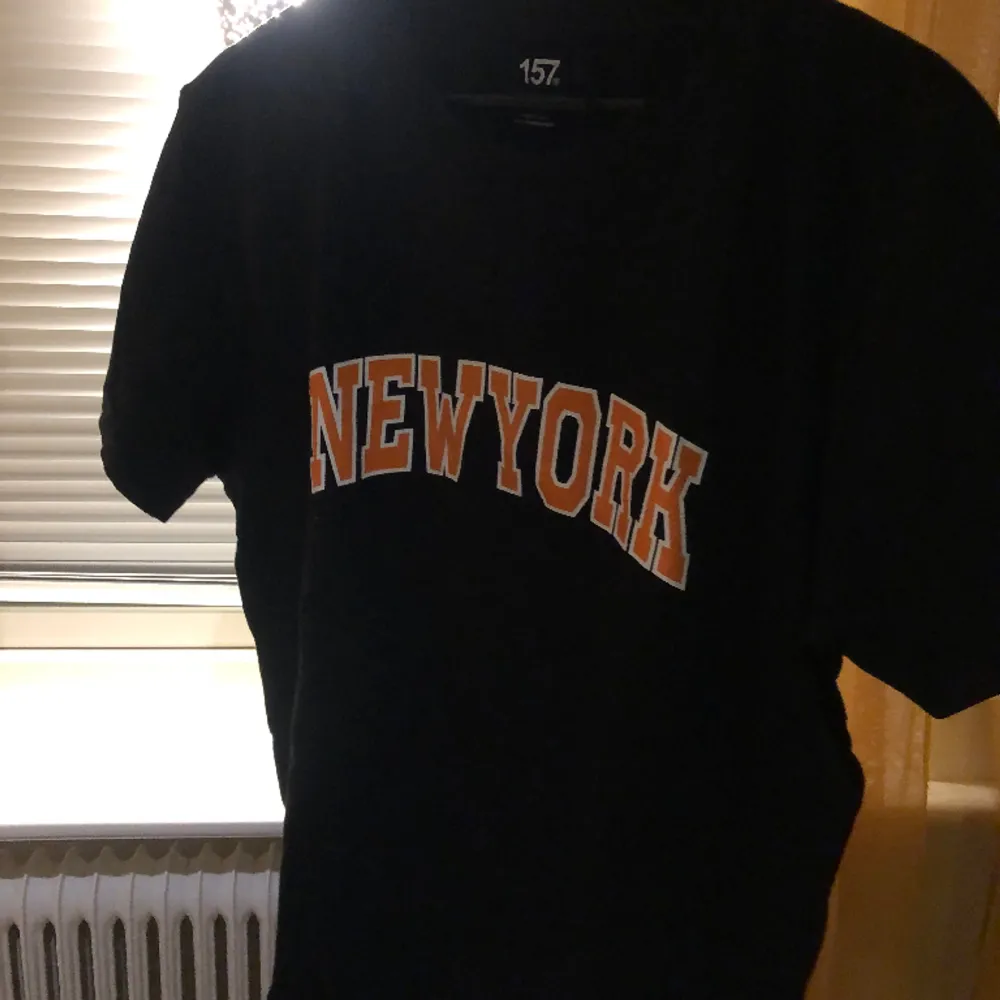 En svart T-shirt med motivet New York, knappast använd🪬. T-shirts.