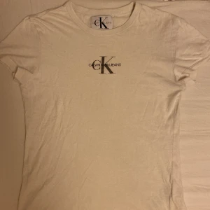 T-shirt från Calvin Klein - Vit t-shirt från Calvin Klein💗Storlek S💗Litet hål längst upp på baksidan av tröjan men går lätt att sy ihop💗