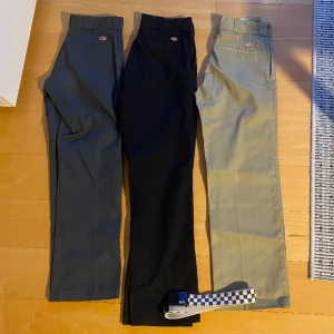 Dickies byxor + Vans skärp - Beige- W28 L30 Svart- W30 L32 Grå- W28 L30 De svarta och gråa är väldigt använda, de beiga är knappt använda och är fortfarande ”stela”. Ett par byxor för 350, alla 3 för 800. Allting pp bilden inkl skärp 900. Unisex modell 874. 