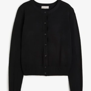 Kofta - En jätte fin svart kofta från hm💕. Jag köpte den här på Plick men fick en likadan i julklapp. Den är i fint skick och det inte ut att vara använd så många gånger💕. Skriv gärna om ni vill ha fler bilder