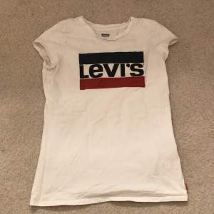 Fin Levis t-shirt i nyskick