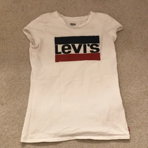 T-shirt - Fin Levis t-shirt i nyskick