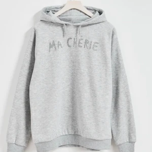Hoodie från Gina tricot ❤️😍 - Säljer hoodie från Gina tricot☘️💞 Den har använts ca 5 gånger 👍🏻😍☘️ Säljer för 100 kr + frakt☘️💞 Men pris kan såklart diskuteras😍💞💜 (Bileen är lånad från Gina tricot)