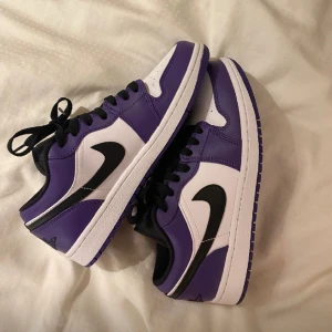 Air Jordan 1 low court purple  - Använda 3 gånger. Köpta på StockX för 2499. Pm för fler bilder! Jag har storlek 39 och de passar bra. 