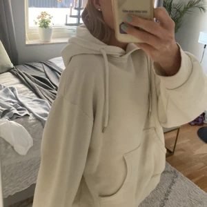 Hoodie - Säljer denna jättefina och bekväma hoodie från Lindex köpt för ungefär 300 kr i nypris. Hoodien är använd ungefär 15 gånger men det finns inga fläckar. Säljer pågrund av att jag aldrig använder den. Kom privat för fler bilder.