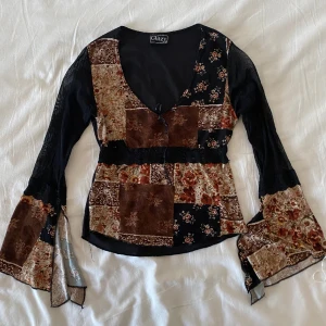 Vintage boho topp  - Så snygg vintage topp med meshärmar, spetsdetaljer o rosett, inte säker på om jag vill sälja 💋