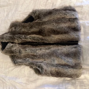 päls väst - snygg päls väst som man kan ha åt båda hållen❣️