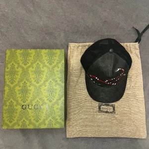 Gucci keps - Svart snake Gucci keps, storlek M/ 57cm 