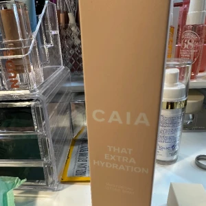 Caia settingspray o Daily boost serum  - Helt nya oöppnade ,,  Paket pris 250