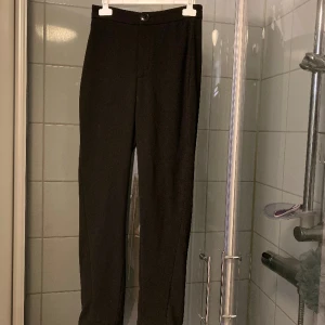 Kostym byxor  - Ett par svarta kostymbyxor från gina tricot i storlek XS. Jätte fina på med en streght fit.