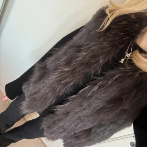 Äkta pälsväst - Så fin väst i 100% älta kaninpäls💕 sparsamt använd och i gott skick, nypris ca 2000kr