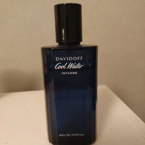 Davidoff Cool Water Intense - Sjukt god och fräsch samt söt parfym från Davidoff. Funkar för alla årstider men kanske bäst när det är lite varmare. Det är ungefär 85% kvar i flaskan. 