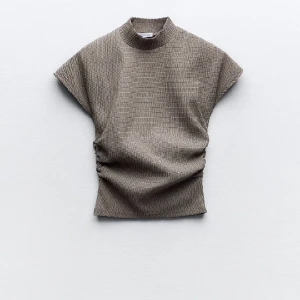 Zara topp - Topp från zara i en grå/ brun färg! Super cool! ❣️