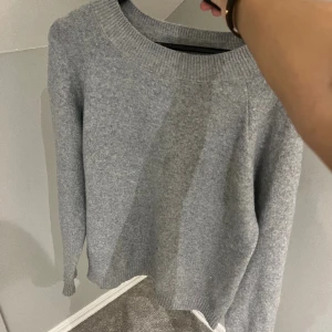 Stickad tröja  - Snygg stickad tröja från Vero Moda. I bra skick, nästan aldrig använd. Storlek M 