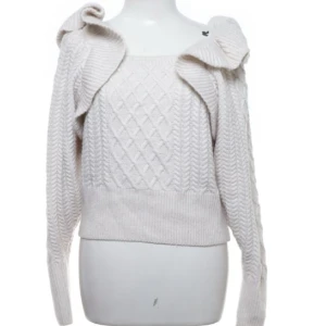 Stickat Stockholmsstil tröja - !!!TAR ENDAST SWISH OCH HAR GJORT PÅ ALLT JAG SÅLT!!!! Suuuper fin stickat och trendig tröja från HM. Jätte trendiga mönster och skön att ha på sig. Säljer då den inte passar mig riktigt (de som står med frifrakt gills ej)