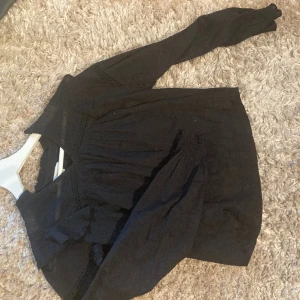 Stockholmsstil blus - Säljer denna Stockholmsstils blusen då jag aldrig kommer använda den💗den har bara används en gång och har därför inga defekter💗tveka inte att höra av dig vid frågor eller intresse!💗