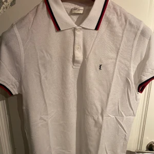 Saint Laurent piké  - Vit piké från Saint Laurent i storlek XXL ( är som en XL slim fit). Mycket bra skick. Pris går att diskutera 