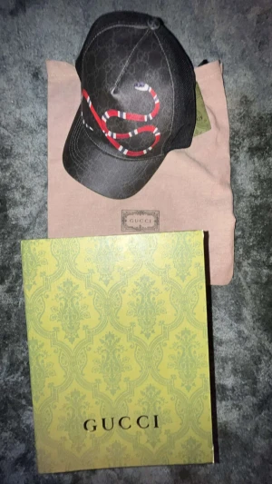 Gucci snake keps - Hejsan   säljer min gucci keps då jag ej använder den   box och påse finns inget som är sönder på kepsen, fint skick   Kan fraktas eller mötas upp köparen står för frakten   har ni frågar är det bara att skriva!  mvh