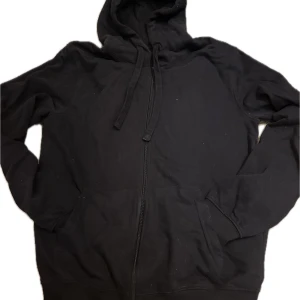 Mörkblå zip hoodie - Mörkblå ziphoodie från Cubus. Använd några gånger men inga defekter. Ser svart ut i kameran men den är mörkblå i verkligheten.