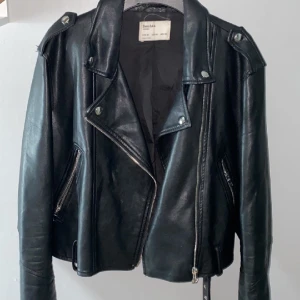 Skinnjacka - En skinnjacka som inte kommer till användning längre därutav säljer jag den. Storleken är M men passar som S