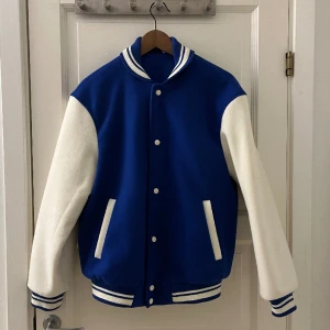 Zara varsity jacka - Perfekta vårjackan! Perfekt crop på jackan, den är super varm.  Köpt för drygt ett år sedan. Använd Max 3 gånger(nyskick). Köpt för 899kr.