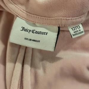 Juicy Couture tröja rosa. - Äkta. En liten fläck vid handen men syns inte mycket. 