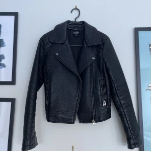Skinnjacka - Skinnjacka köpt från en vintage-store i London. Ej riktig läder. Använd av mig 1 gång. Mycket bra skick. Säljer för att den inte passar min stil. 😊 Orginalpris 300✨