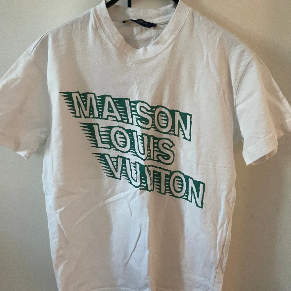 T-shirt från Louis Vuitton.  Kom med bud. T-shirts.