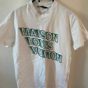 T-shirt från Louis Vuitton.  Kom med bud