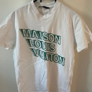 LV t-shirt - T-shirt från Louis Vuitton.  Kom med bud