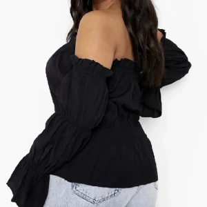 Nelly offshoulder  - Säljer den här fina offshoulder från nelly, den har en Knut längst fram💕