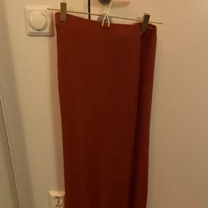 Långkjol - Super fin långkjol som är röd/brun från Gina tricot. Helt oanvänd med lappen kvar❤️köpt för 400kr säljer för 200kr