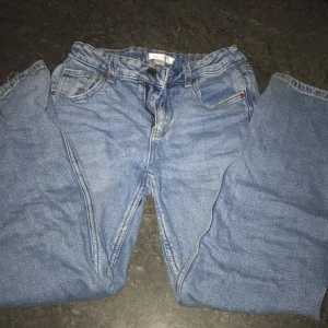 Straight ljusblå jeans  - Säljer dessa snygga jeans som har blivit försmå. De är straight och från Gina tricot