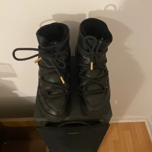 Inuikii skor i hel läder - Inuikii skor i hel läder , säljer då de är för små för mig 🥶 Väldigt bra skick! Funkar på strl 36-37!