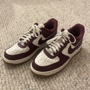  Mörk röda Nike air force  -  Storlek 42, sparsamt använda fem till åtta gånger, fräscha och perfekta vår skor fungerar på båda kön