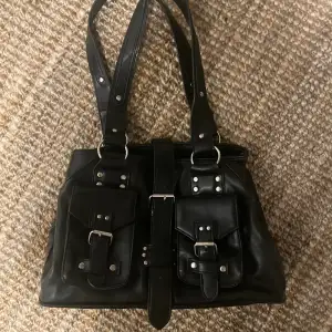 Fin svart väska som jag tyvärr inte längre använder. Väldigt praktisk med många fack. Spännet i mitten har en magnet så den är lätt att öppna o stänga 🌟