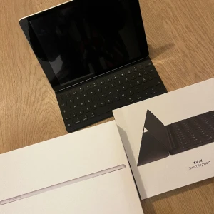 iPad + smart keyboard  - Säljer en nästan oanvänd iPad 9th generation tillsammans med ett Smart Keyboard. Mycket bra skick, endast en liten skrapa på sidan som knappt syns. Levereras med komplett originalförpackning och kvitto för trygghet. Perfekt för produktivitet och unde