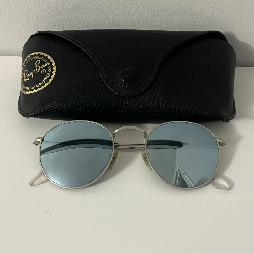 Ray ban’s med en liten repa på ena glaset, men annars i fint skick!. Accessoarer.