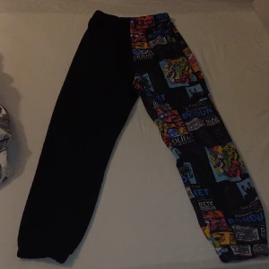  Graffiti Tryckt Mjukisbyxor - Graffiti Tryckt mjukisbyxor med elastisk ankel muddar. Fick dem för några dagar sedan men de är ej i min storlek. Inte använda, köptes för 250kr säljs för 85kr