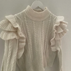 Stickad tröja med volanger - Superfin stickad tröja med volanger från ginatricot🤍🤍