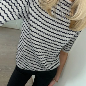 Stickad Tshirt  - Superfin stickad Tshirt från märket Sibin/ Linnebjerg💕 mönstret påminner lite om missoni och den är även lite glittrig vilket syns på första bilden 💕 använd en gång 