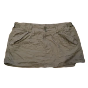 Grön cargo kjol - Bra skick, köptes förra sommaren men har inte används en ända gång tyvärr. Färgen är mer militärgrön i verkligheten! 