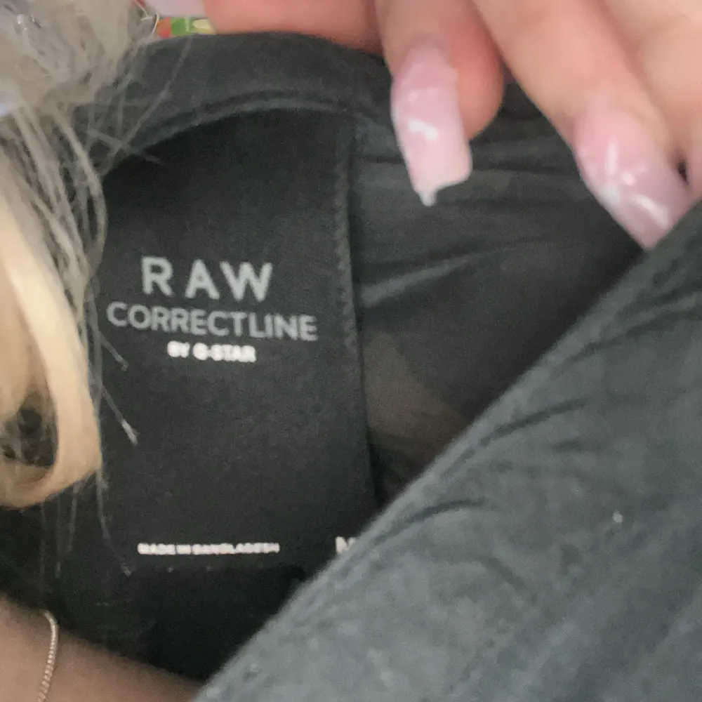 Säljer denna svarta, fina tröja från G-star raw med fyra styckna knappar💗kommer ej till användning. Är i storlek M, men funkar även som S.. Tröjor & Koftor.